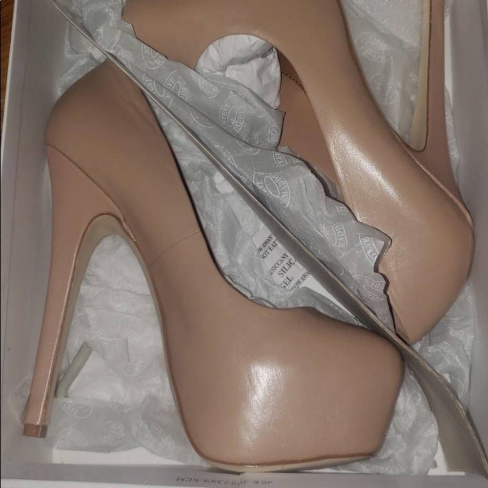 NEVER WORN SZ 8 Steve Madden Dejavu Lea Pumps